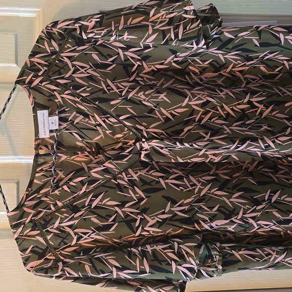 LIZ CLAIBORNE WOMEN'S BEAUTIFUL GREEN, PINK & BLACK SHORT SLEEVE TOP SIZE MEDIUM - Picture 2 of 16